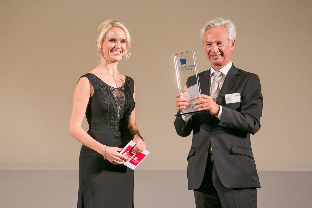 Norbert Fischer, Marketing Director Astellas Pharma, (r.) bei der Preisverleihung