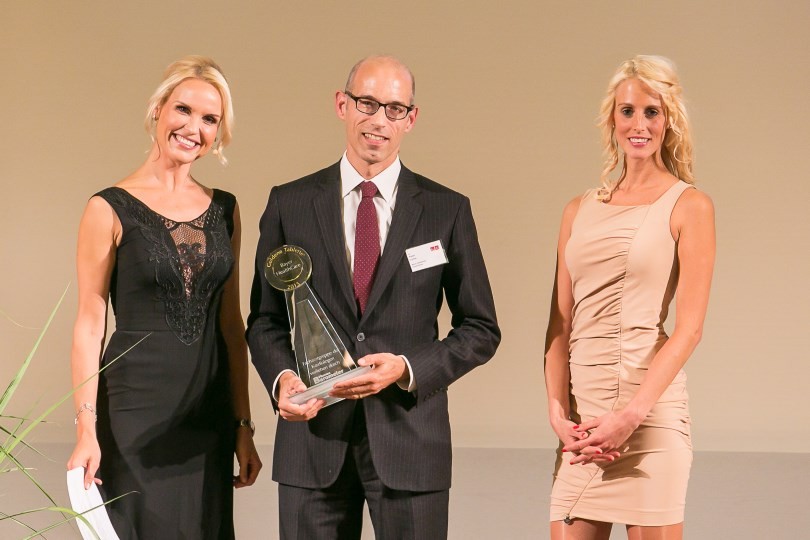 Dr. Peter Lührs, Business Unit Head General Medicine Bayer HealthCare, (Mitte) bei der Preisverleihung