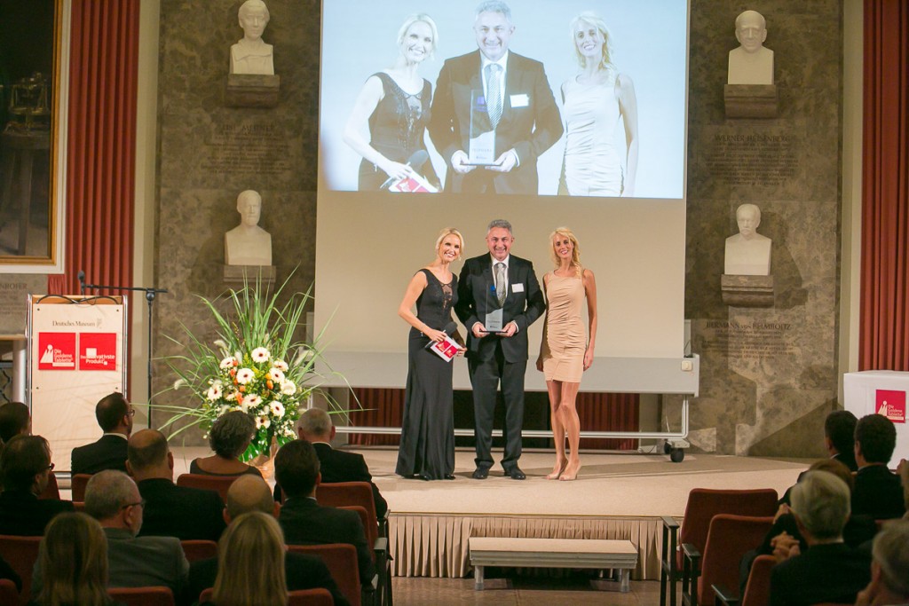 Georg Okroy, Director Sales and Marketing Tecfidera Biogen, (Mitte) bei der Preisverleihung