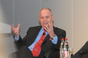 Unternehmer Dr. Dieter Jung bei der Podiumsdiskussion